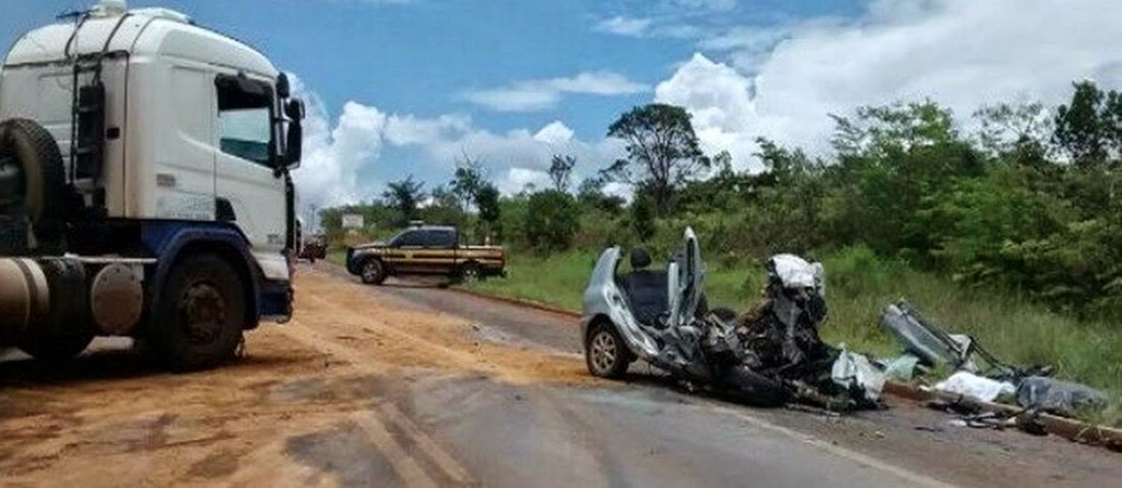 .s: Pai joga carro em frente de uma carreta para se matar e matar os 3