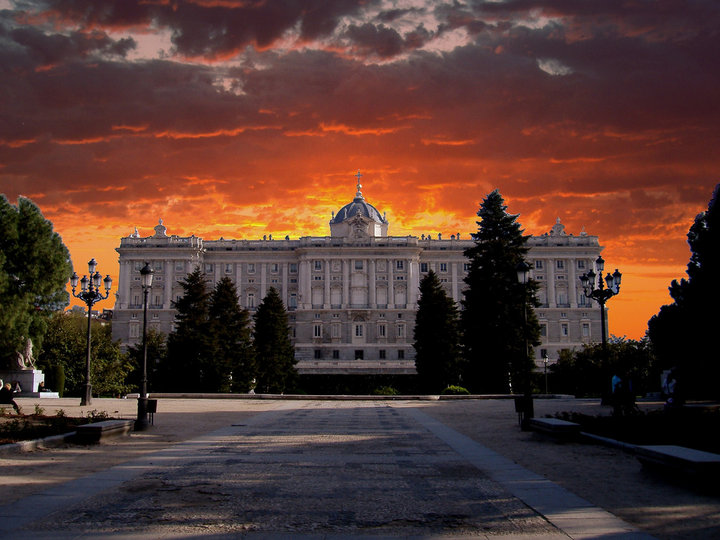Alam Mengembang Jadi Guru IstanaIstana di Dunia I