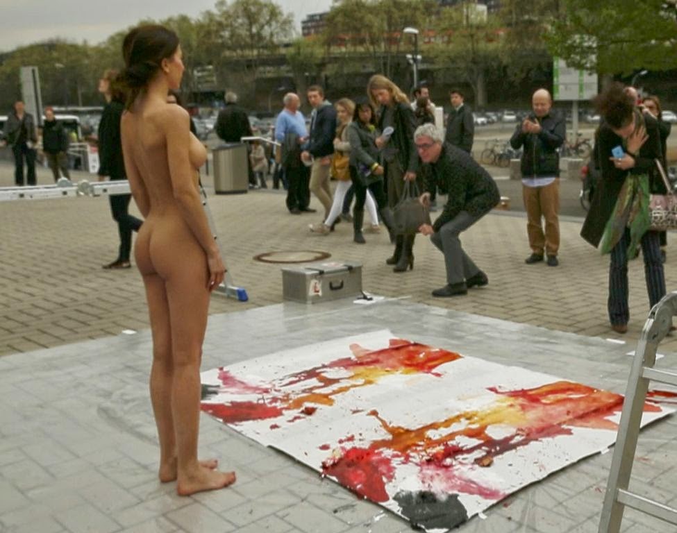 Artista "dá à luz" pintura expelindo ovos com tinta da vagina