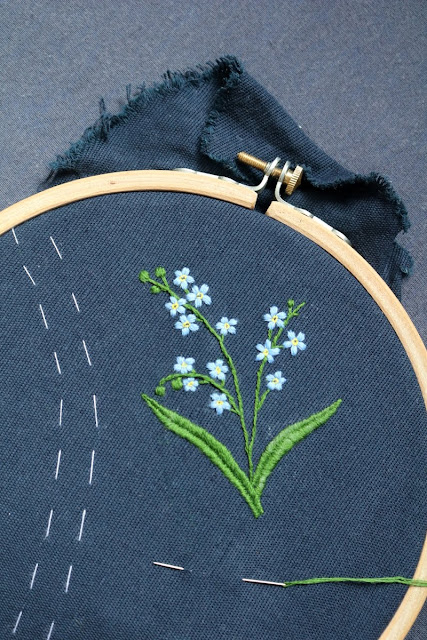 siedzę i dłubię: haft z sukienką