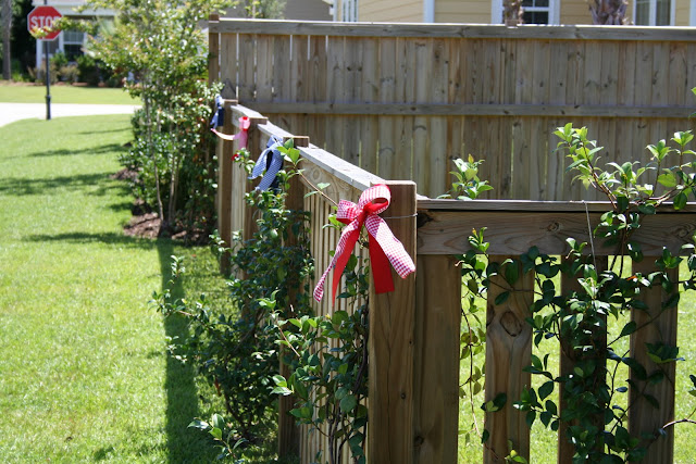 Forth of July, Independence Day decorations.  Bunting, ribbons & yard art in red, white & blue. | The Lowcountry Lady