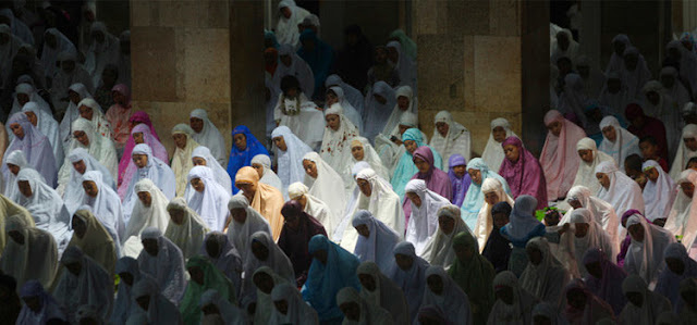Sholat Dzuhurnya Wanita di Hari Jumat, Apa Harus Menunggu Pria Selesai Jum`atan Dulu? Sholat Dzuhurnya Wanita di Hari Jumat, Apa Harus Menunggu Pria Selesai Jum`atan Dulu?