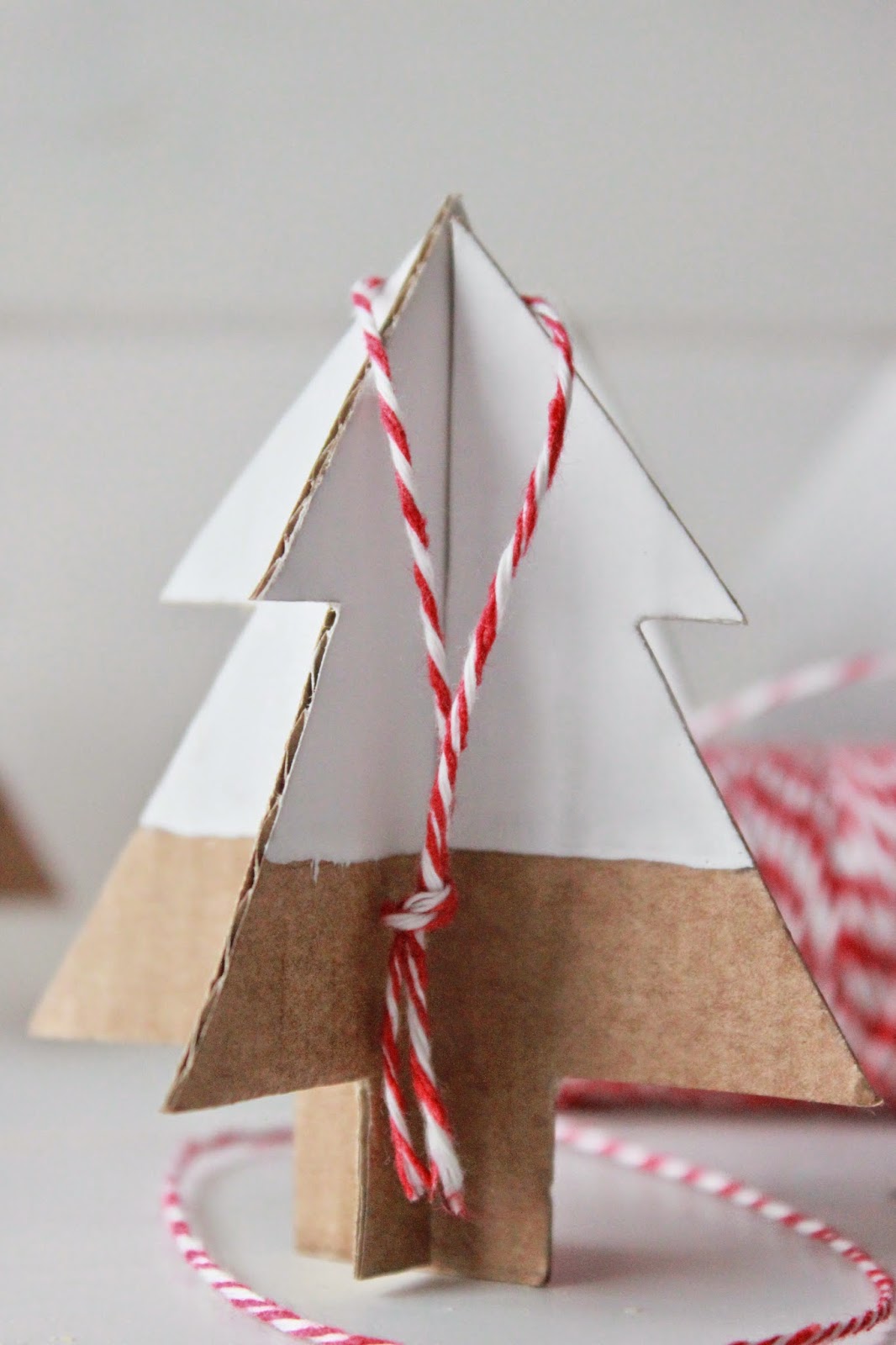 Y UN POCO DE DISEÑO: DIY: Arbolitos de cartón para el árbol