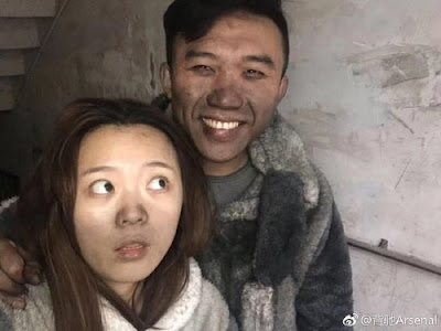 Foto Pasangan Berpose Ceria Usai Kebakaran Rumah Mereka Ini Jadi Viral
