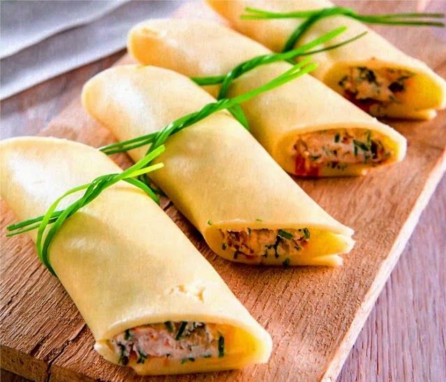 рулетики из плавленого сыра. пошагово рулетики с сыром. яичный рулет с сыром. закусочные рулеты на праздничный стол. рулетики с плавленным сыром.