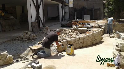 Bizzarri executando uma mureta de pedra com pedra rústica, fazendo o canto da mureta onde depois iremos fazer as escadas com o piso de pedra em construção com pedras em São Paulo-SP. 28 de setembro de 2016.