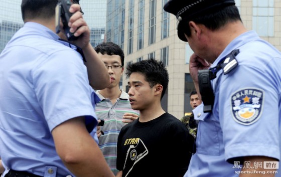Zhang saat ditemukan aparat dan beberapa warga lainnya sedang mengemis di kota