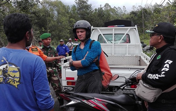 Karena Penasaran, Bule Asal Rusia Ini Nekat Daki Gunung Agung Dalam Status Awas Karena Penasaran, Bule Asal Rusia Ini Nekat Daki Gunung Agung Dalam Status Awas