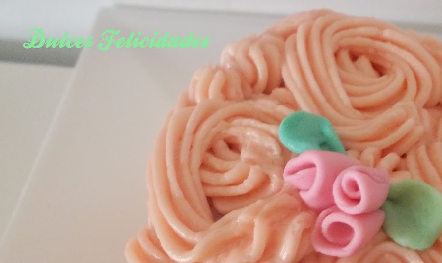 Tarta con buttercream de petit suisse de fresa