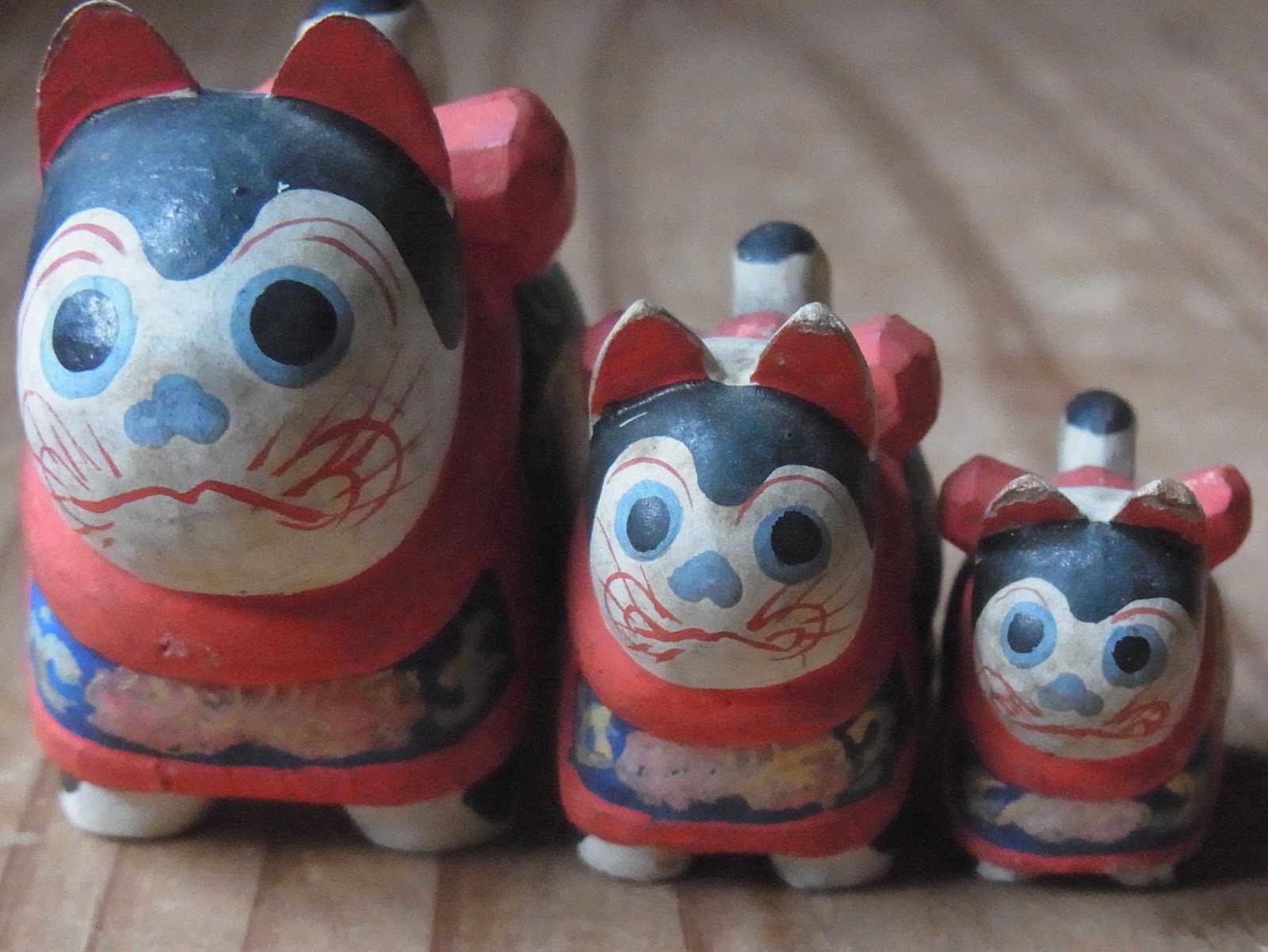 八郷の日々 木彫りの犬張り子犬