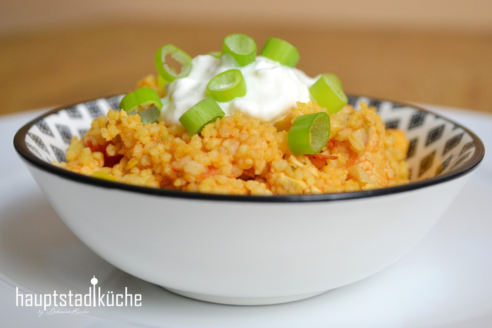 Heiß und kalt ein Genuss: Couscous-Pfanne mit Feta-Dip | hauptstadtküche