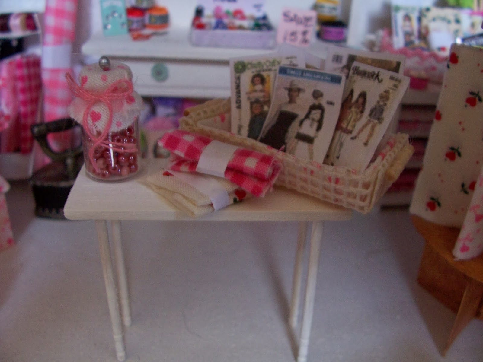Hum Bug Crafts: A quick tutorial of a Miniature Side Table