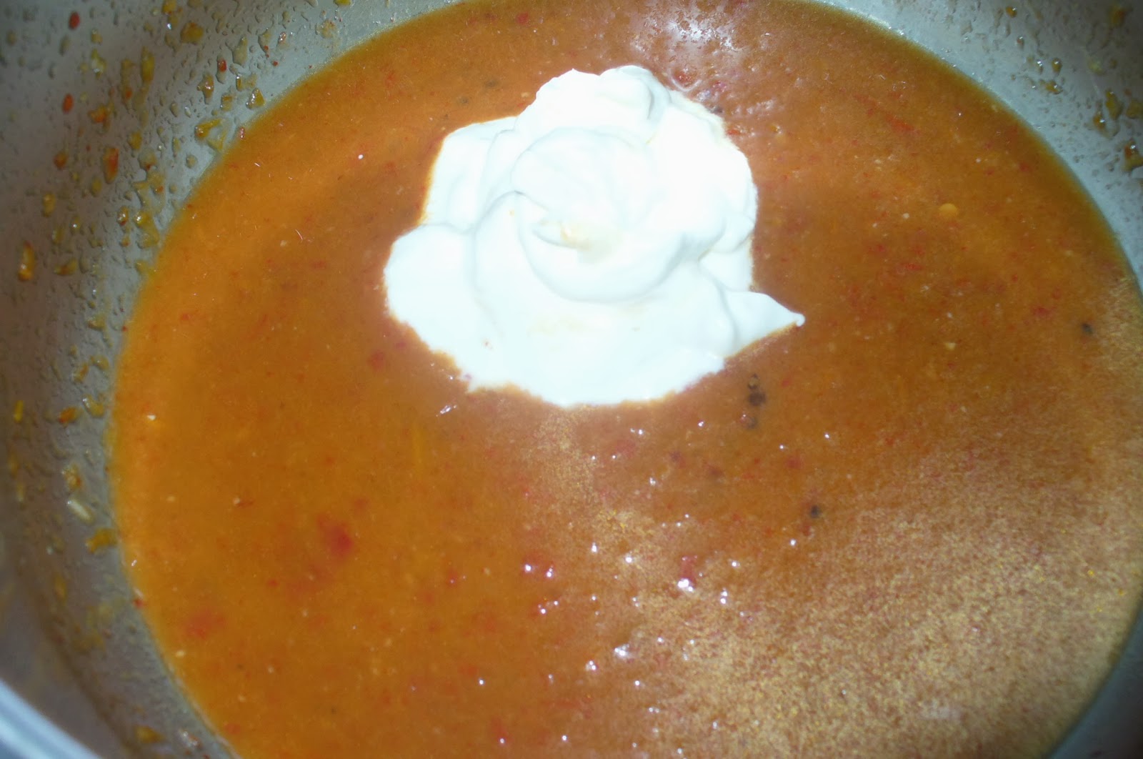 приготовление томатно-сливочного соуса для тефтелей