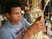 Estudante Apinajé, tecendo cestaria com palha de buriti (foto: Arq. PEMPXÀ) (pa )