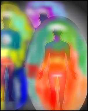 tres siluetas de personas envueltas c/u en su respectiva aura multicolor