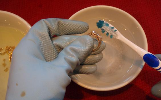 Cara Membersihkan Perhiasan Emas dan Perak Agar Selalu Tampak Kinclong