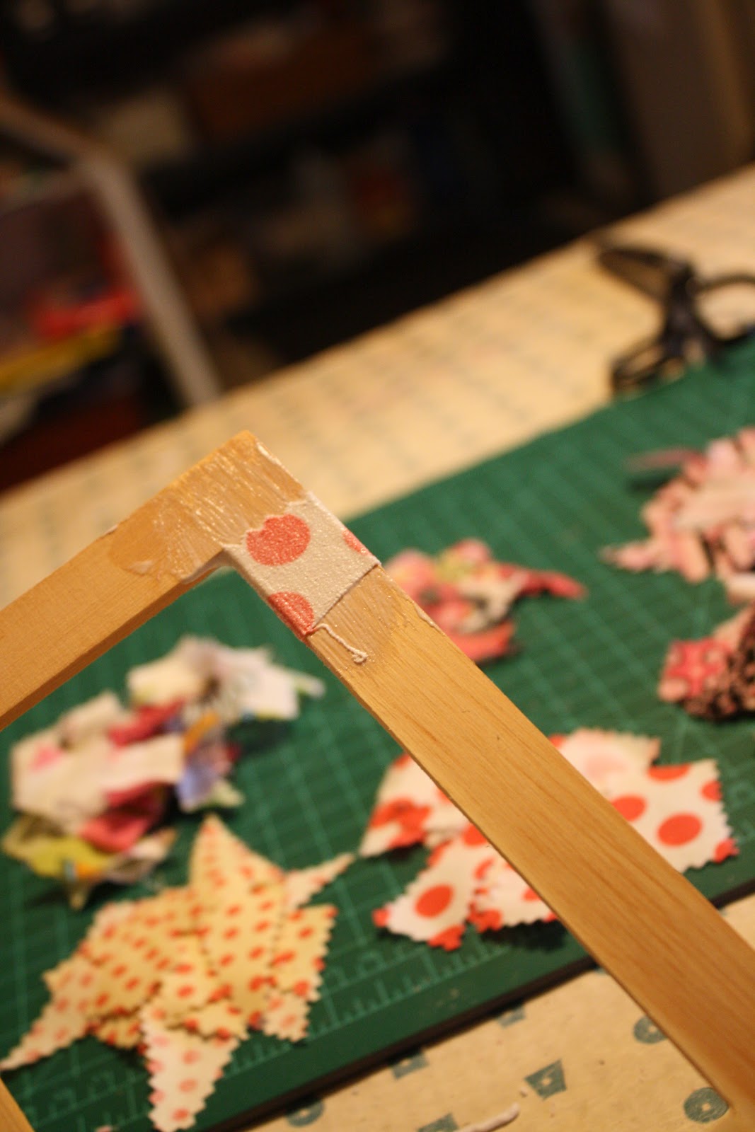 katies dudz Tutorial Fabric covered picture frame! No SeW!