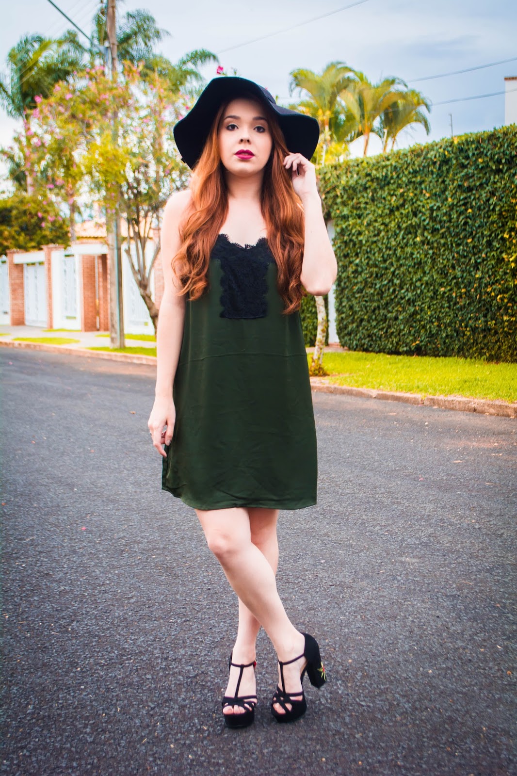 Look do Dia: Vestido Verde Slip Dress + Sandália de Salto Bordada Amiclubwear 