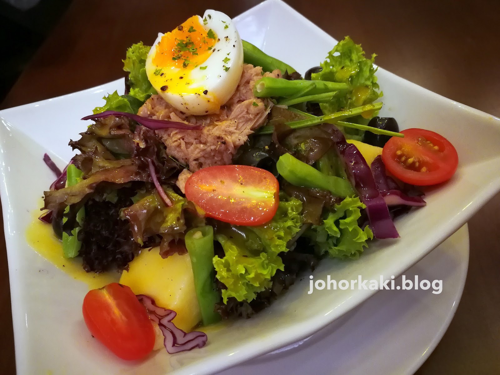 Moonlight Cake House's Seri Alam outlet. Prettiest Cafe in Johor now