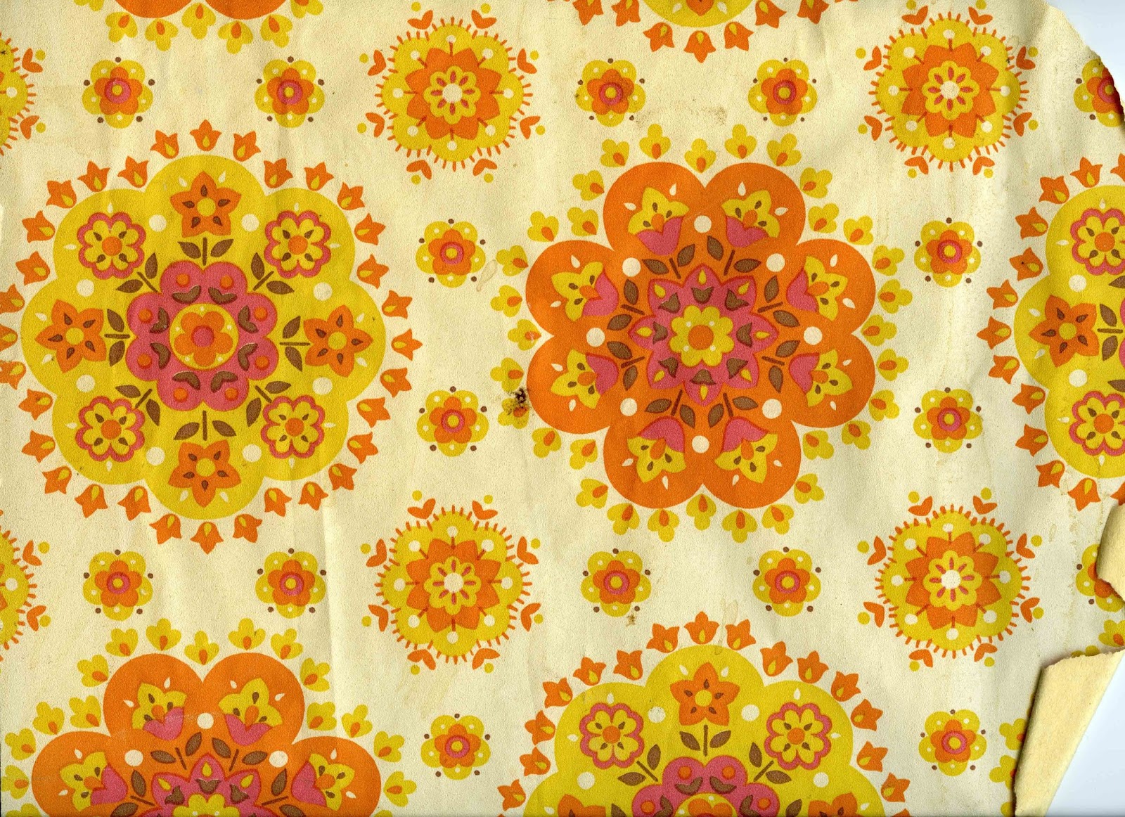 http://2.bp.blogspot.com/-bsVtXI-LxaM/UPPTI16-gFI/AAAAAAAAAYg/Y661xEMJyyg/s1600/wallpaper-60s-70s-yellow-orange-floral-circular-pattern-design-on-wall-of-house-built-in-about-1970-fading-and-tattered-rotated-5-DHD.jpg