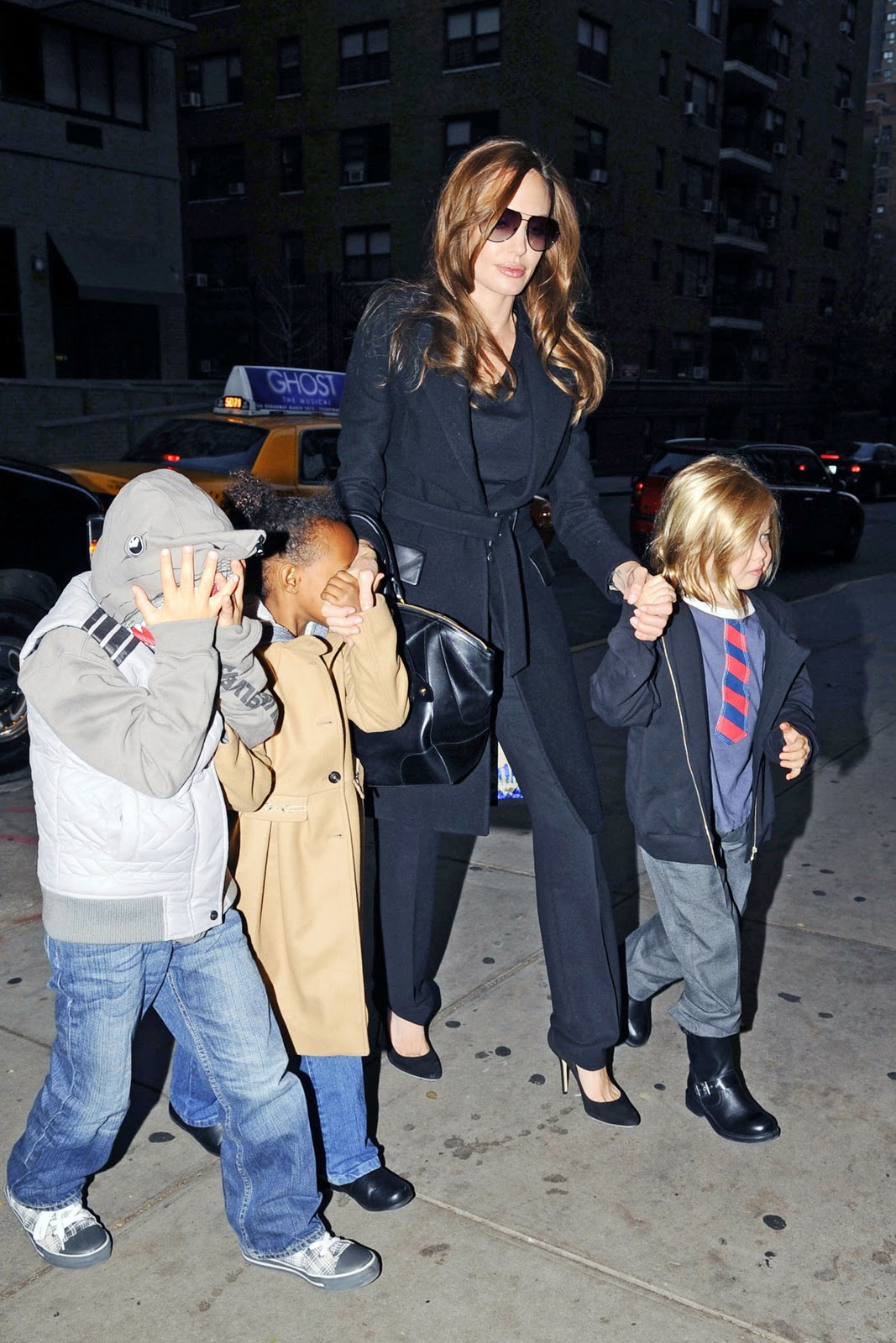 http://2.bp.blogspot.com/-bseObSdNNFU/TuneoGicoeI/AAAAAAAAEMc/8fmo5rUp7So/s1600/DailyCoolFun-Angelina+Jolie+and+her+children+to+watch+The+Muppets+in+New+York+City+%25281%2529.jpg