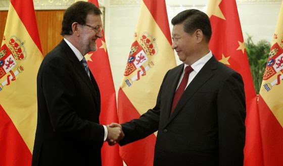 Rajoy y  中华人民共和国主席 se dan la mano