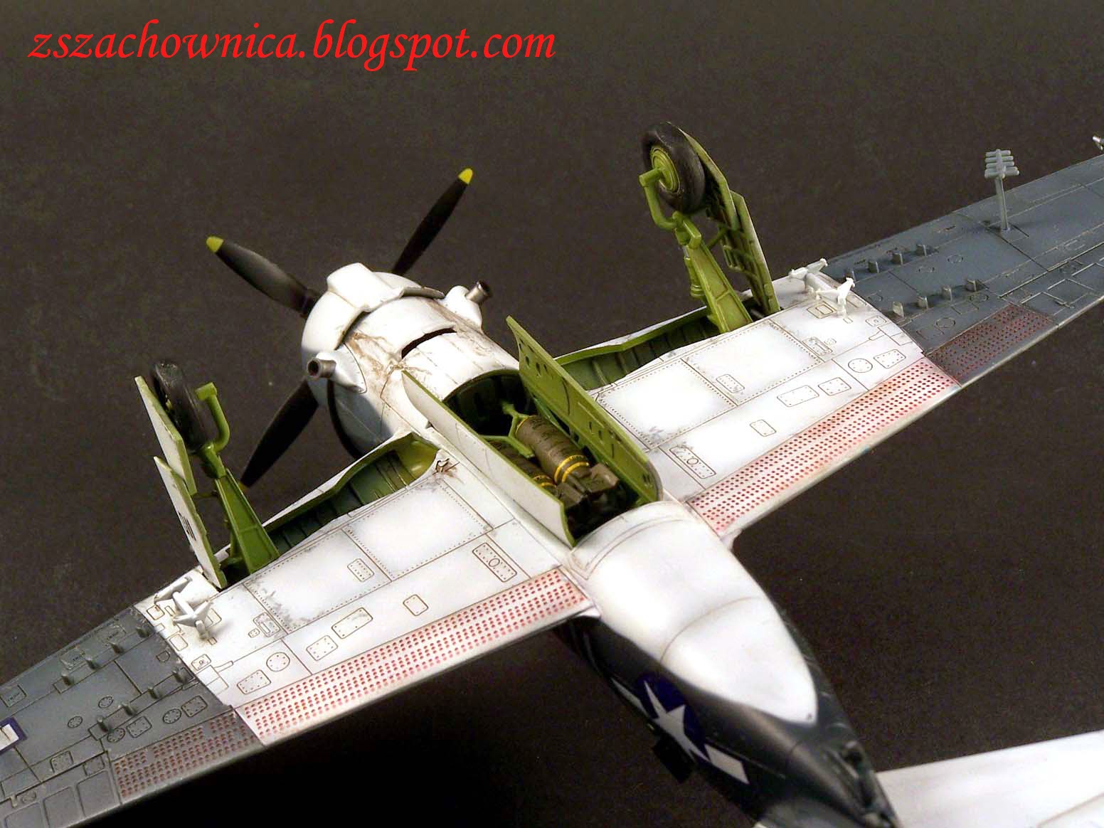 Academy Helldiver Flugzeugmodell 1:72 - US Navy Sb2C-4 Modellbausatz