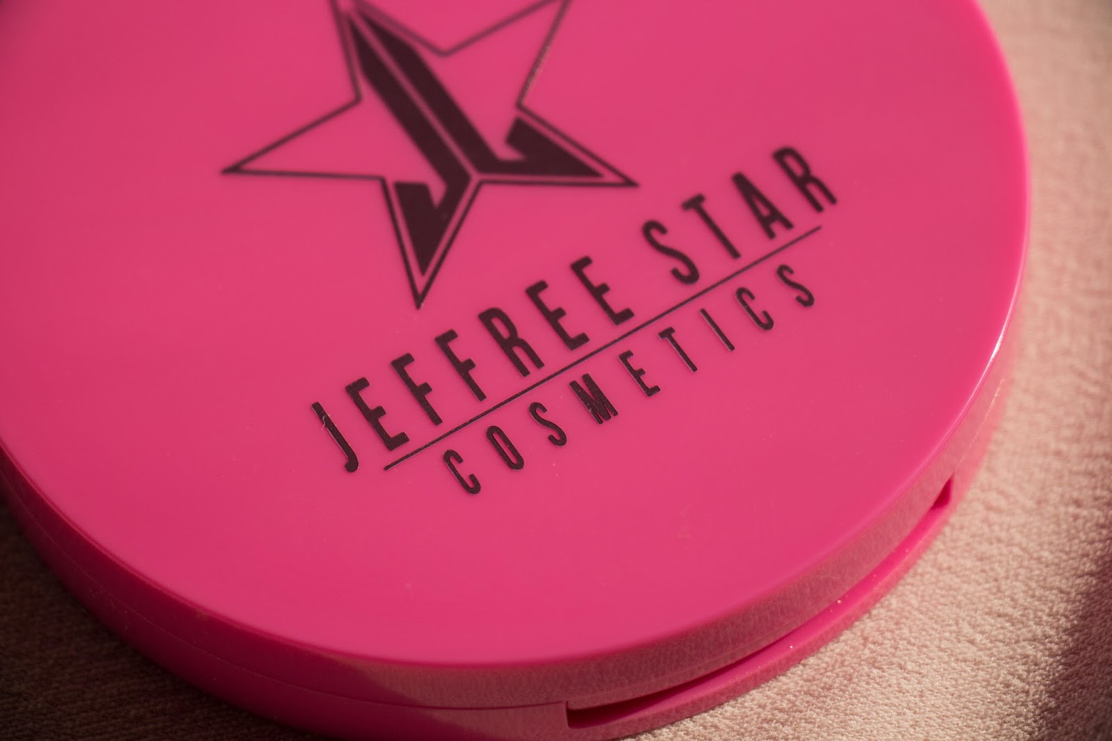Косметик стар интернет. Jeffree star косметичка. Джеффри стар уходовая косметика. Косметик стар интернет. Косметик стар интернет.