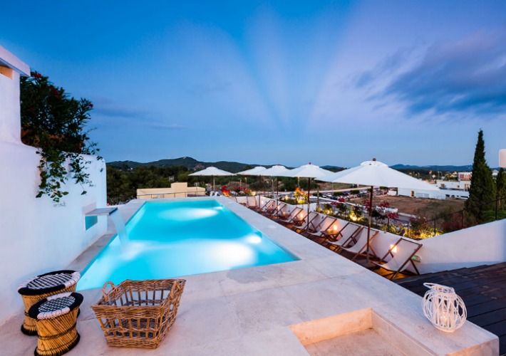 Un hotel minimalista con esencia hippie en Ibiza