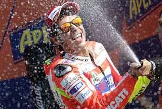 Valentino Rossi naik podium bersama Ducati