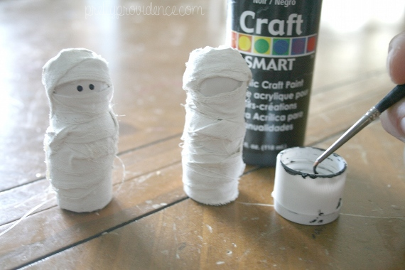DIY mini mummies Halloween decoration!