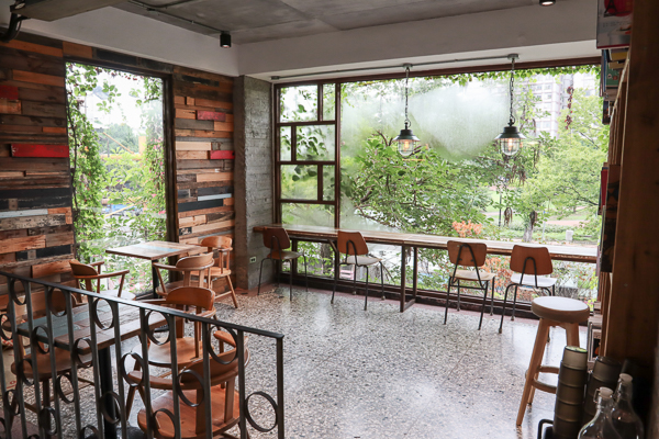彰化員林右舍咖啡充滿復古文青風格和森林系的咖啡館，員林公園旁