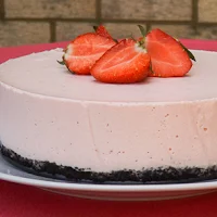 http://www.bakingsecrets.lt/2014/06/strawberry-yogurt-mousse-cake.html