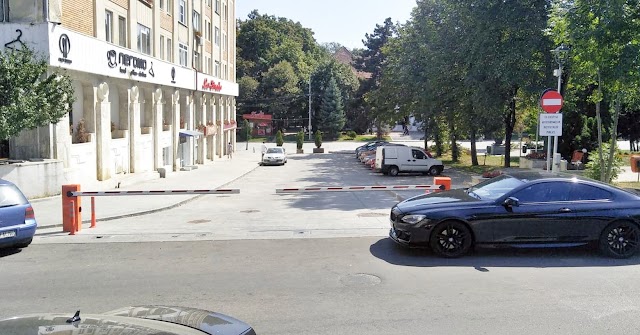 Stradă și parcare închise ilegal cu o barieră, transformate în parcare privată pentru șefii CJ Suceava 