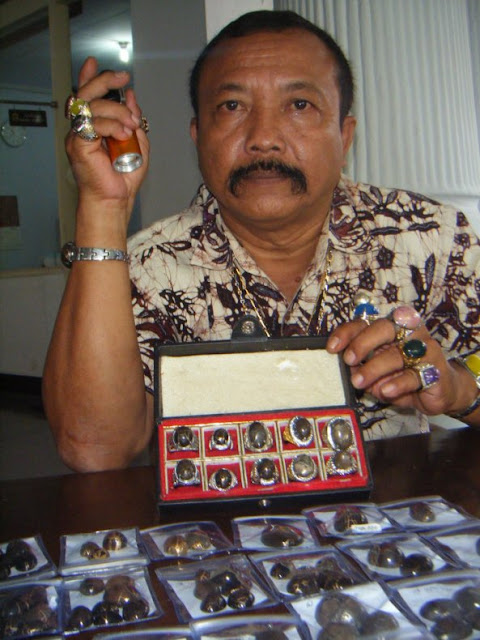 Ahmad Gegiyanto memamerkan koleksi batu jala sutranya