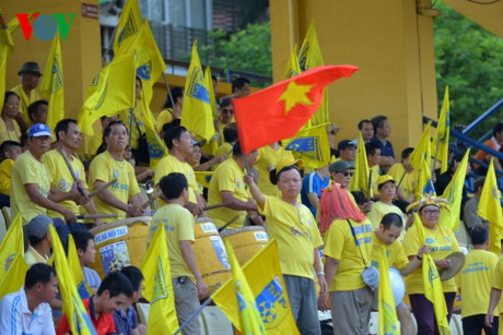 Chùm ảnh: CĐV HAGL 'thổi lửa' trên sân Hàng Đẫy - Ảnh 10 Chum anh: CDV HAGL 'thoi lua' tren san Hang Day - Anh 10
