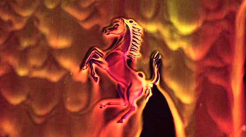 【動画】「フェラーリ・カリフォルニアT」に蛍光塗料を吹き付けるアートな映像
