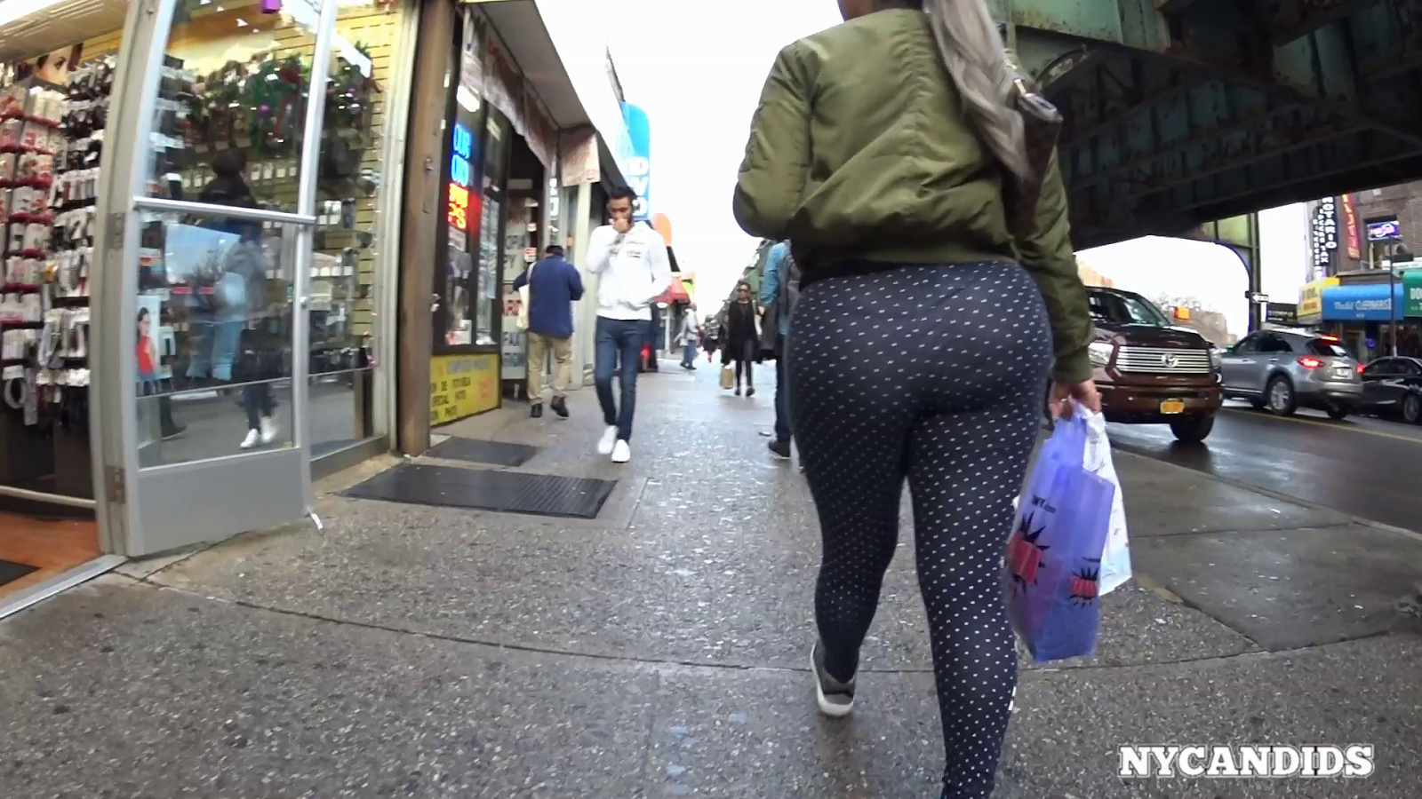NYCandid 229 - ASSS ON LEGGINGS, A PERFECT MOMENT.