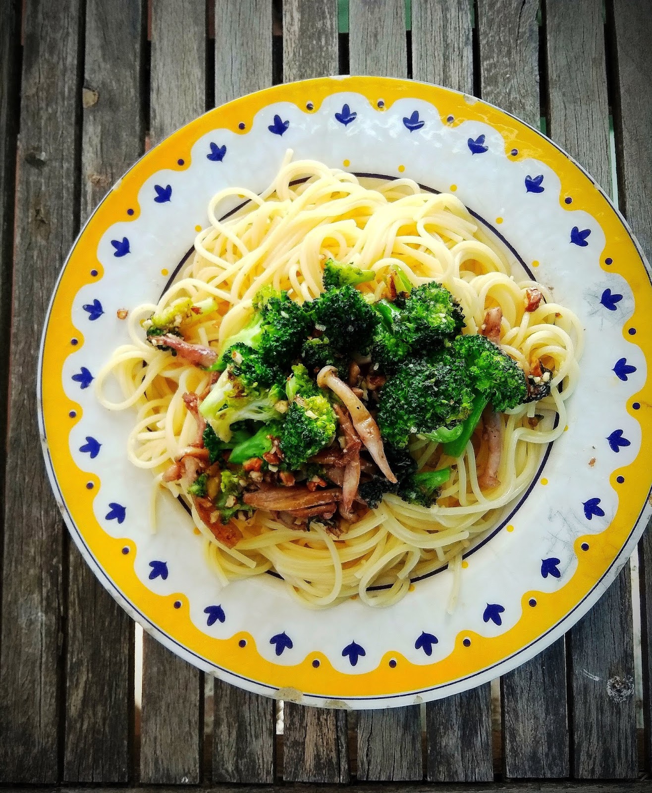 ESPAGUETIS CON BRÓCOLI, SETAS SHIMEJI Y PESTO DE ALBAHACA Y NUECES