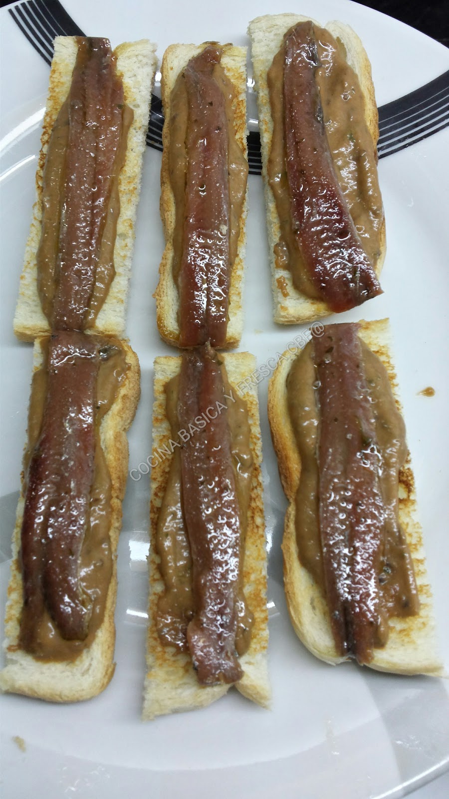 CANAPES DE ANCHOA CON SALSA DE ACEITUNAS CBF