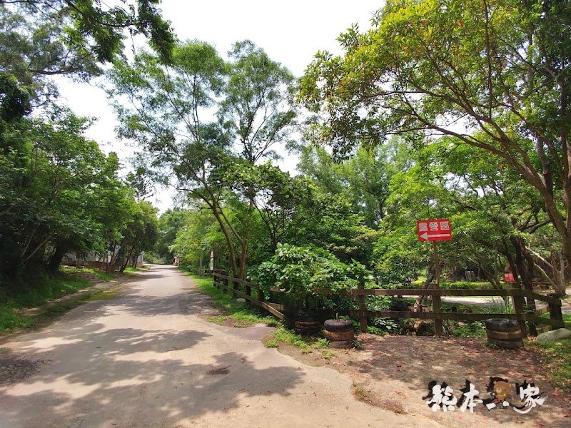 苗栗婚紗IG打卡景點|教堂廣場-飛牛牧場|寬敞露營營地設有盥洗區烤肉區好便利