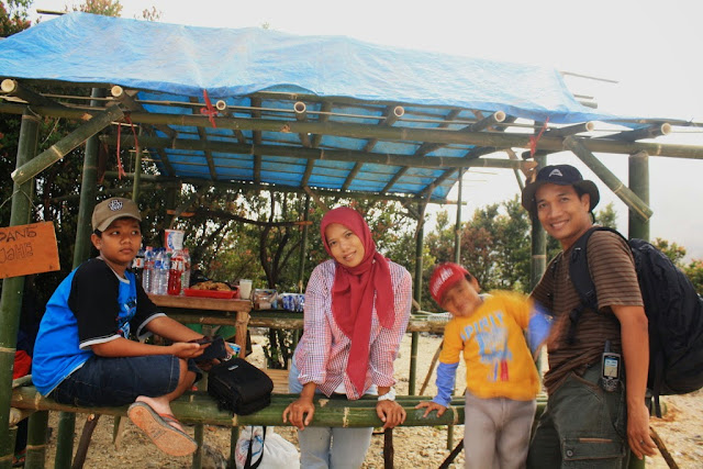 Warung di jalur pendakian Warung di jalur pendakian