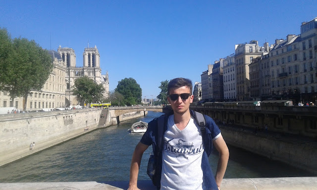 Harun İstenci Paris'te Seine Nehri’nde ve arkasında Paris Notre Dame Katedrali...