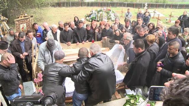 Abdul, iubitul tinerei moarte în urma accidentului cu maşina off-road, ţinut să nu se arunce în groapă, la înmormântare - VIDEO