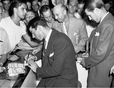 New York Yankees Joe DiMaggio and Lefty Gomez, 4 August 1941 worldwartwo.filminspector.com