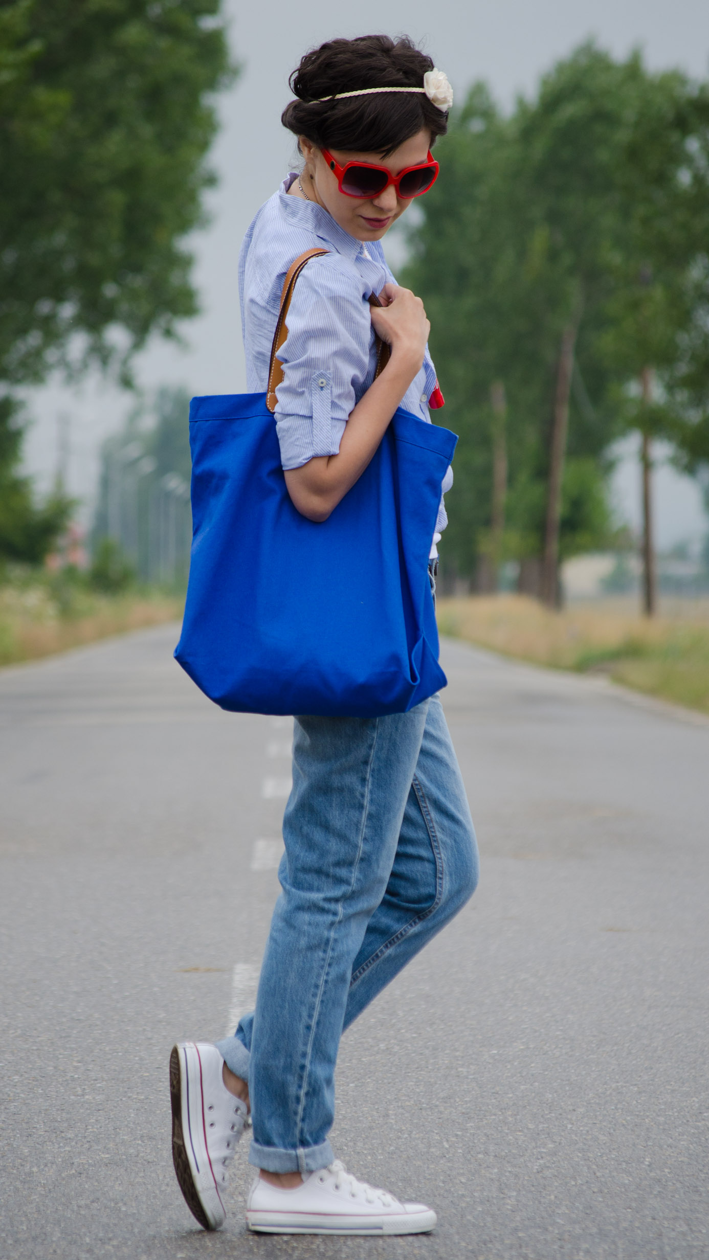 boyfriend jeans converse white sneakers t-shirt blue loose shirt maxi cobalt blue bag coke botle