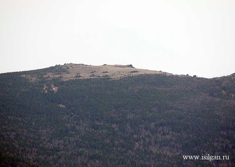 Вид с Круглицы на вершину горы Дальний Таганай. В центре виден дом бывшей метеостанции