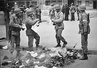 LE DICTATEUR CHILIEN AUGUSTO PINOCHET, QUI FIT BRÛLER LES LIVRES EN PLEINE RUE ET ENVOYA LES ÉCRIVAINS EN PRISON OU EN EXIL, AVAIT AMASSÉ SECRÈTEMENT UNE COLOSSALE BIBLIOTHÈQUE DE PLUS DE 50.000 VOLUMES