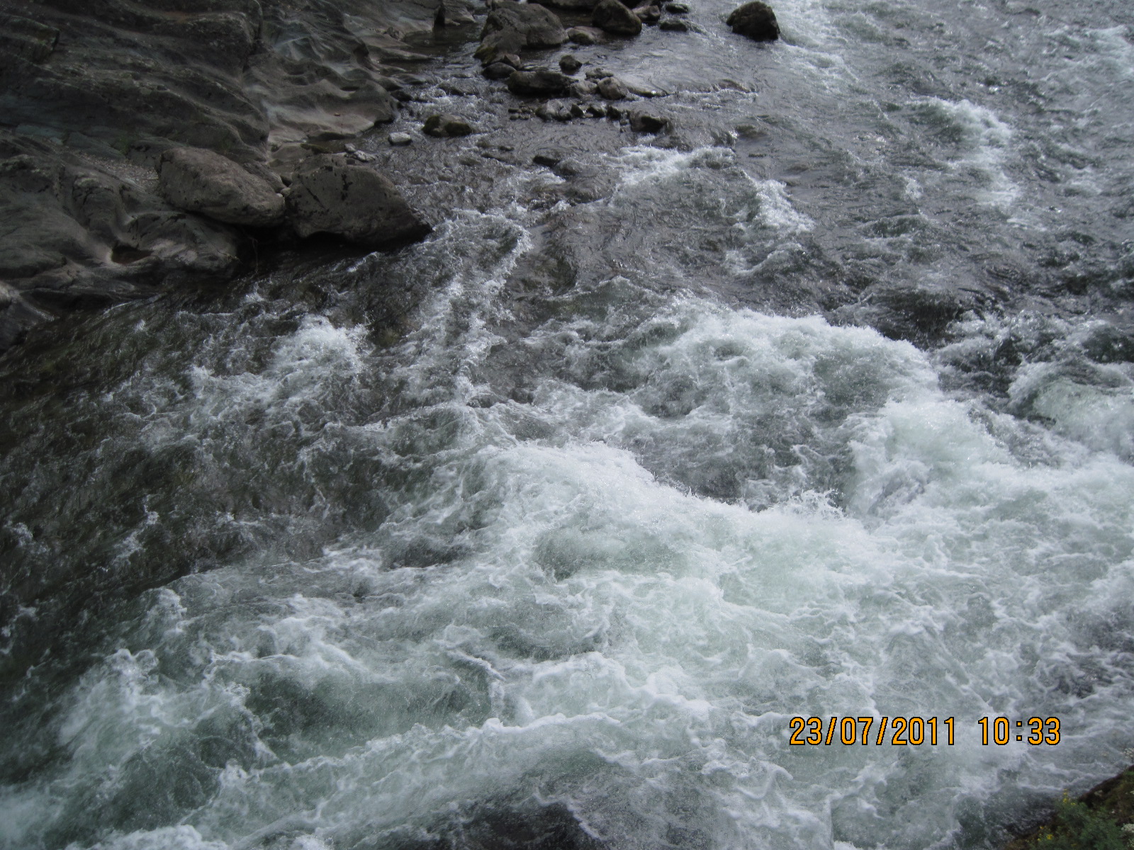 бурлящая река. бурлящий поток. бурлящая вода. бурлящая вода в реке. бурная река.