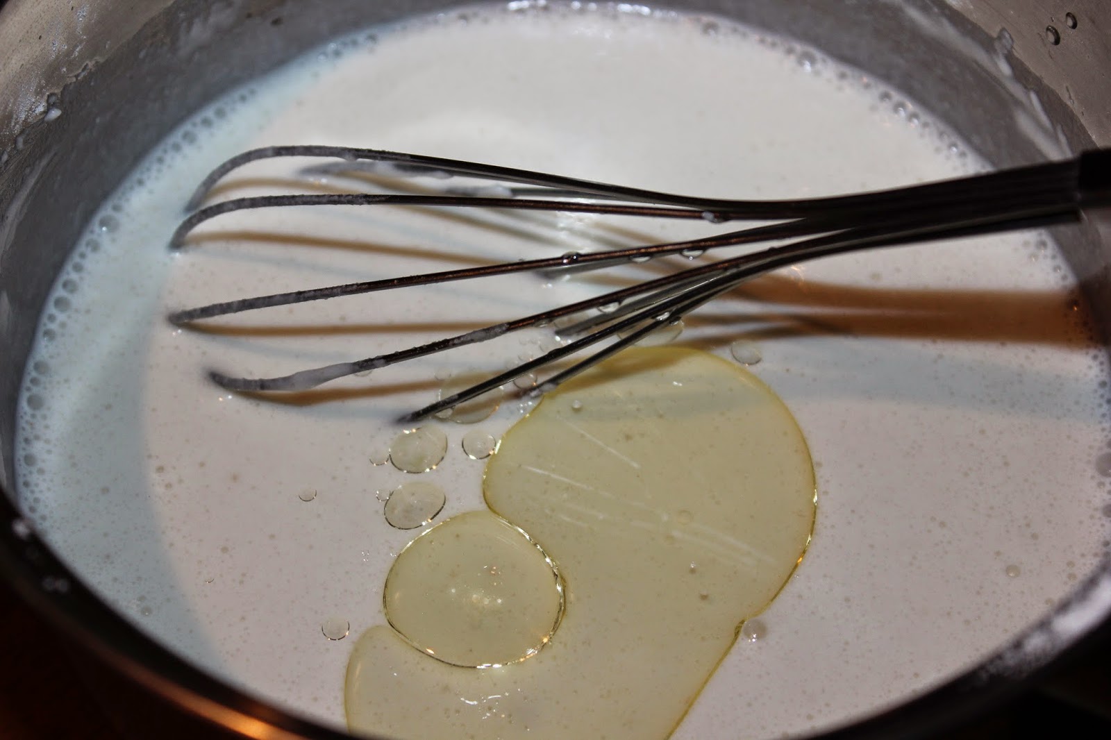 Как приготовить блины без яиц на воде. Растительное масло в блинное тесто. Добавляем в тесто растительное масло. Тесто для блинов с маслом. Добавляем в тесто для блинов масло.